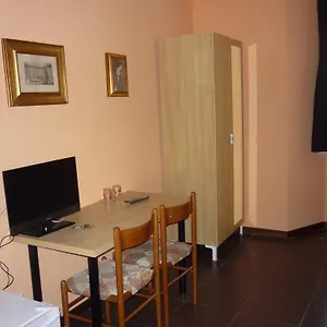 Andronaco Konukevi Milano